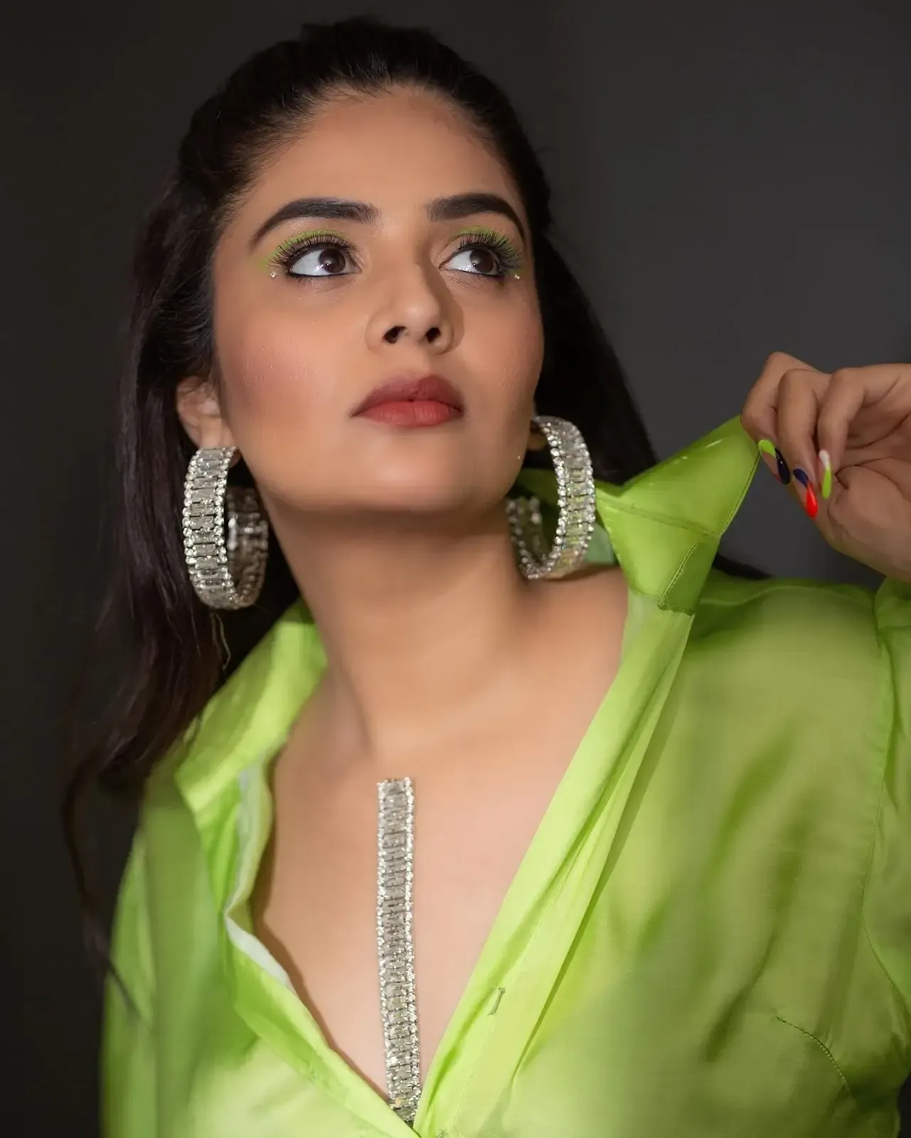 TV ACTRESS SREEMUKHI LONG LEGS SHOW IN MINI GREEN FROCK 7